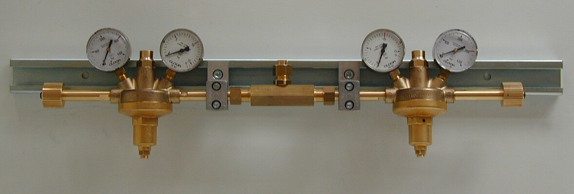 Automatic changeover with ZD 51 controllers with contact pressure gauges