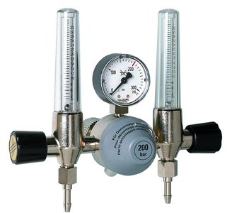 Druckregler für Schutzgas mit zwei angebauten Durchflussmengenmessern