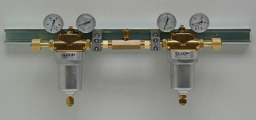 Manual change-over switching station with central pressure regulators ZD 79