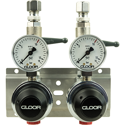 Take-off station for one or two gases, mounted on wall bracket and including pipeline shut-off valves